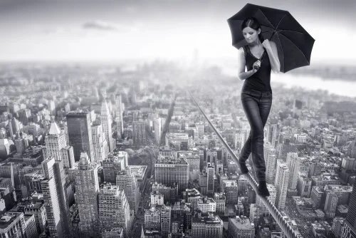 Ragazza in equilibrio su un cavo