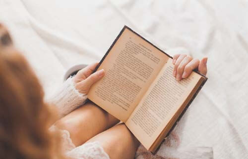 Ragazza legge sul letto