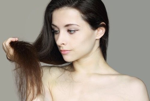 Ragazza si guarda i capelli