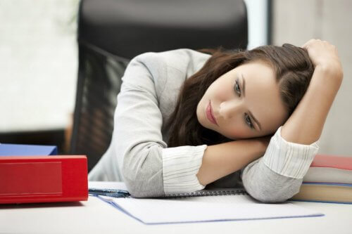 Ragazza depressa si tiene la testa