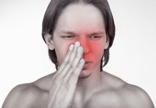 Ragazzo con mucose nasali infiammate