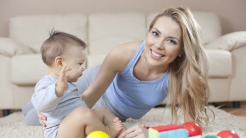 Babysitter che gioca con bimbo piccolo.