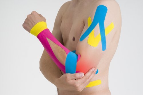 Uomo con bendaggio neuromuscolare.