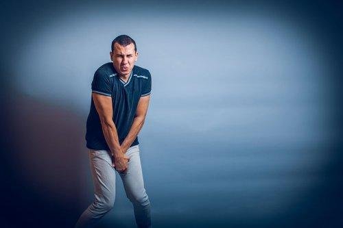 Uomo con dolore nella regione inguinale