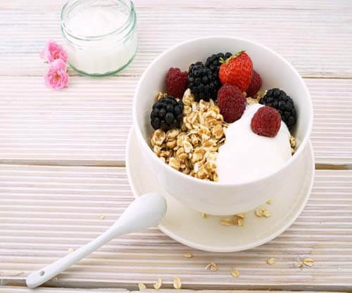 Yogurt con frutti di bosco e cereali integrali