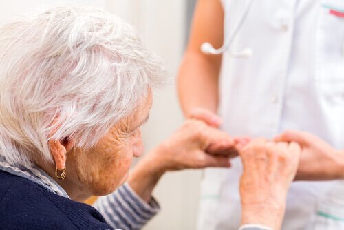 Anziana con alzheimer