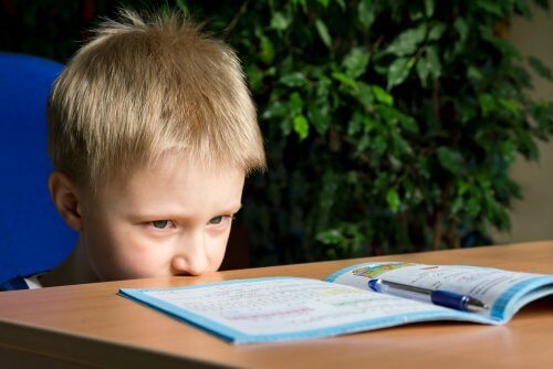 Bambino distratto