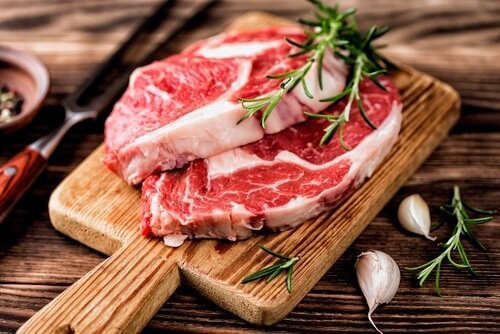 Bistecche di carne rossa sul tagliere