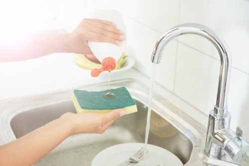 Disinfettare le spugne da cucina con soluzioni naturali