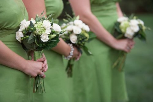 Damigelle d'onore vestite di verde