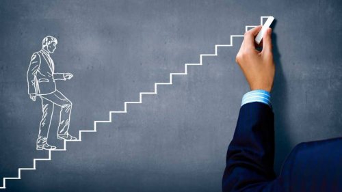 Uomo che sale una scala.