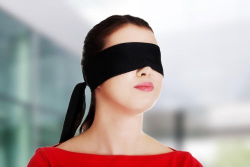Donna con occhi bendati