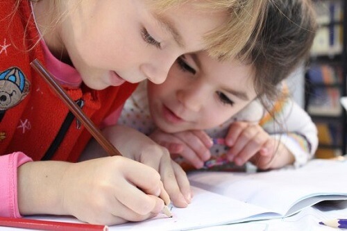 Bambini che fanno esercizi di ortografia