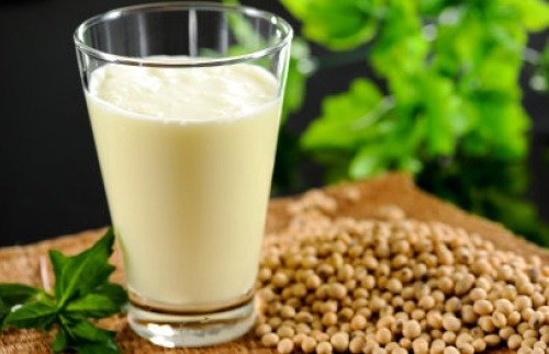 Latte di canapa: valori nutrizionali, benefici e ricetta