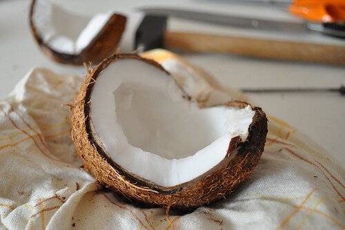 Olio di cocco contro le occhiaie