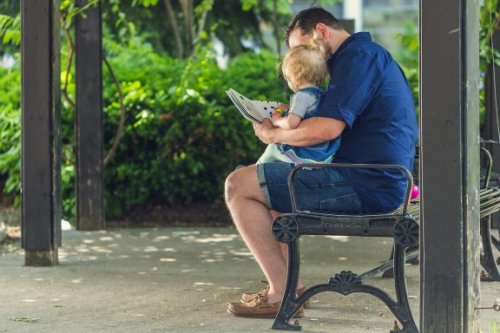 Padre che insegna al figlio a leggere