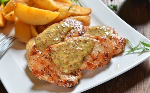 Pollo al forno con salsa di frutta.