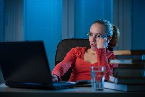 Ragazza stanca che ha bisogno di mangiare di più