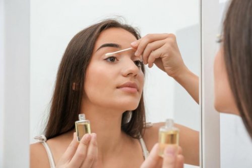 Ragazza applica l'olio sulle ciglia