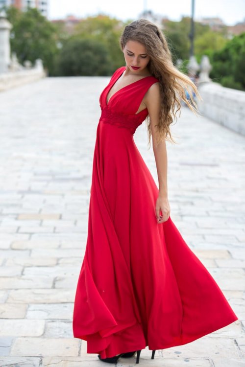 Ragazza bionda con abito rosso e rossetto