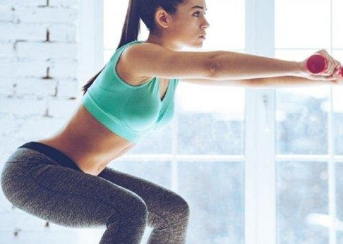 Squat per sollevare i glutei