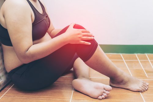 Ragazza sente dolore al ginocchio