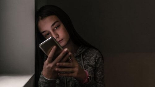 Ragazza con smartphone