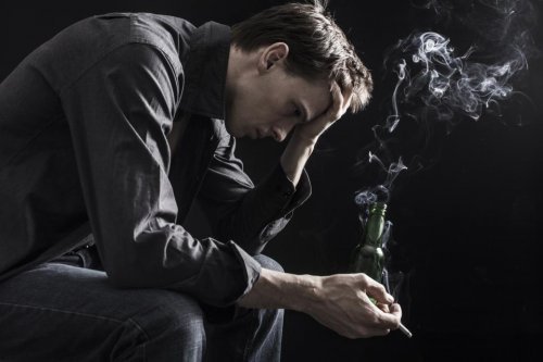 Ragazzo beve e fuma