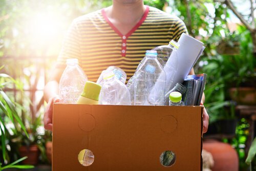 Ragazzo riutilizza bottiglie di plastica