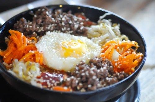 Bibimbap o riso coreano passo a passo