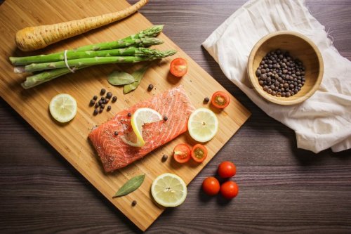 Tagliere con asparagi carote e salmone