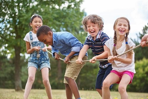 Bambini che giocano insieme