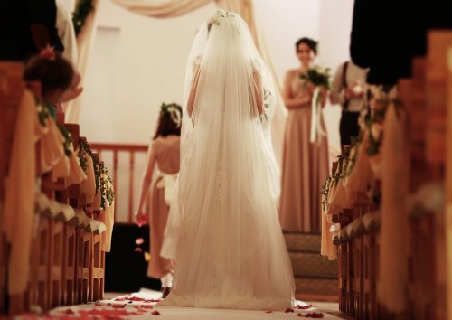 Sposa camminando verso l'altare