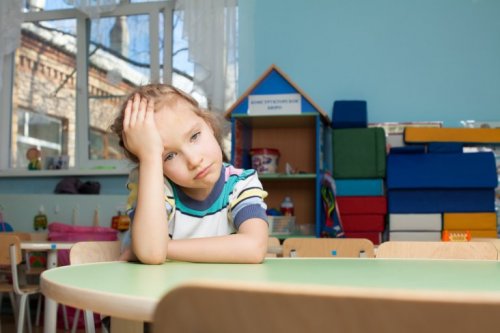 Bambina stressata a scuola