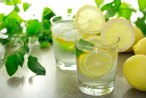 Bicchieri con acqua e fette di limone