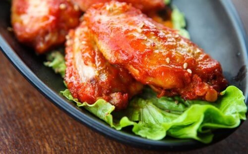 Ali di pollo con salsa e lattuga