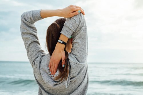 Ragazza esercizi per allungare i muscoli