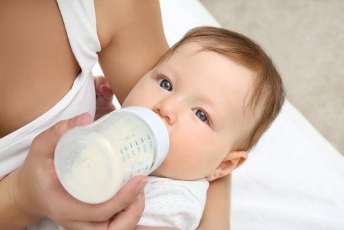 Bambino con il biberon