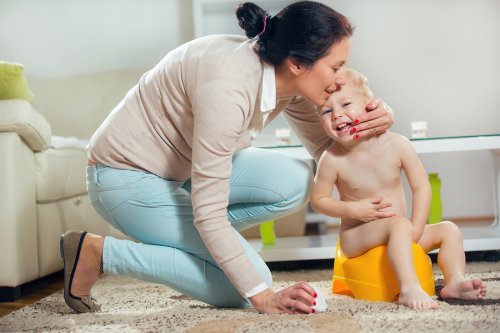Bambino fa pipì nel vasino
