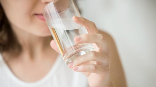 Modificare le abitudini alimentari per dimagrire comprende una giusta idratazione.
