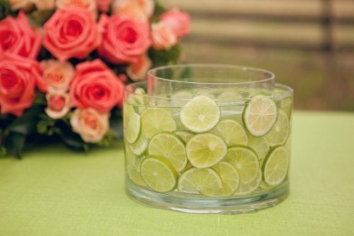 Fette di limone per decorare la tavola