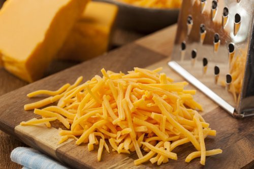 Cheddar grattugiato e grattugia