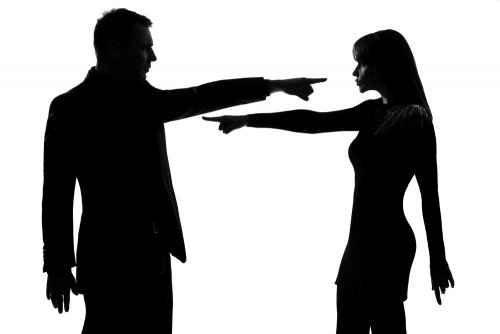 Relazione emotivamente abusiva, coppia che si incolpa reciprocamente