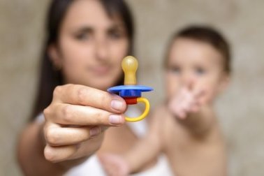Dare il ciuccio al neonato: pro e contro