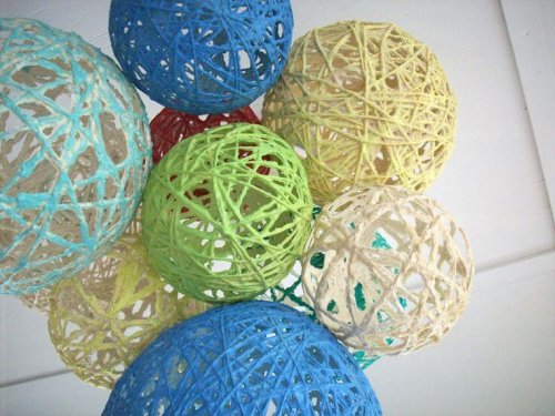 Idee creative per decorare con sfere di tessuto