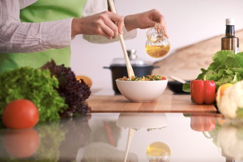 Donna condisce insalata