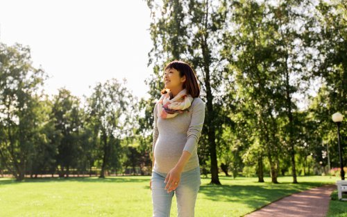 Donna incinta a passeggio
