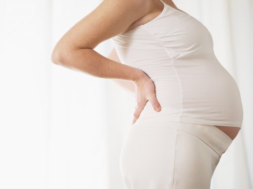 Donna incinta con mal di schiena