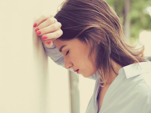 Ragazza afflitta perché prova attrazione per un uomo sposato.