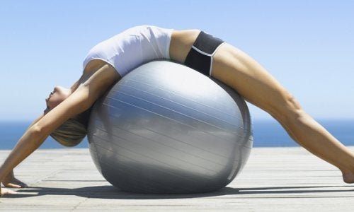 Esercizi di pilates con palla